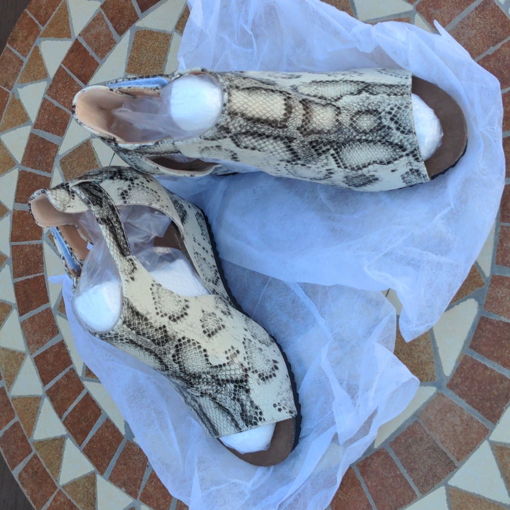 Brand New * still in box  cute snake print wedge